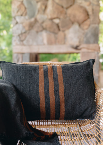 Cojín Grafito Franjas Camel