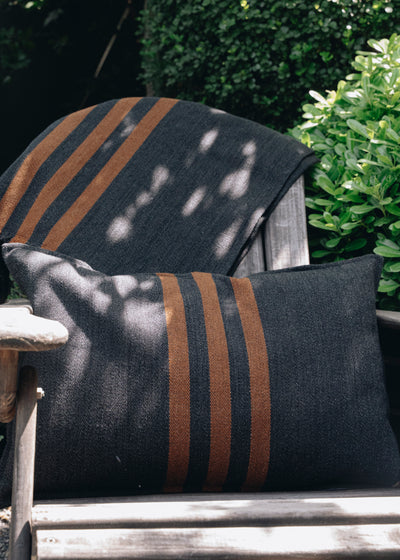 Cojín Grafito Franjas Camel