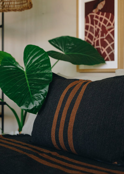 Cojín Grafito Franjas Camel